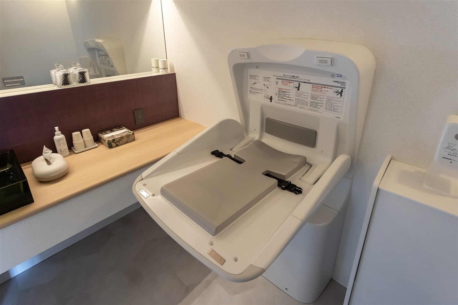 おむつ交換台を備えたPARK LOUNGEのベビーケアスペース
