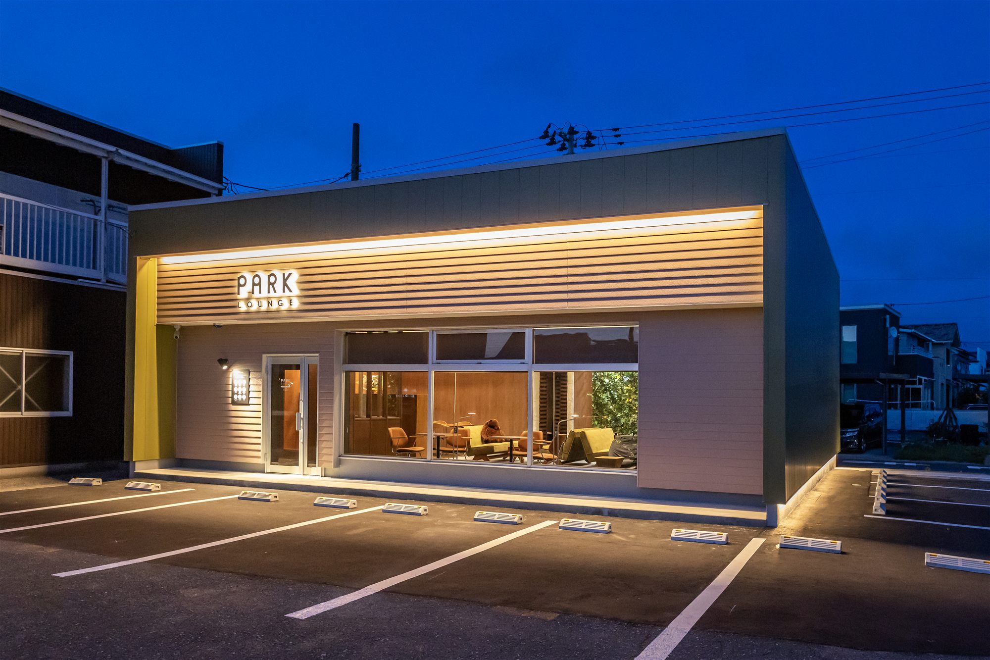 夜のPARK LOUNGE酒田店の外観