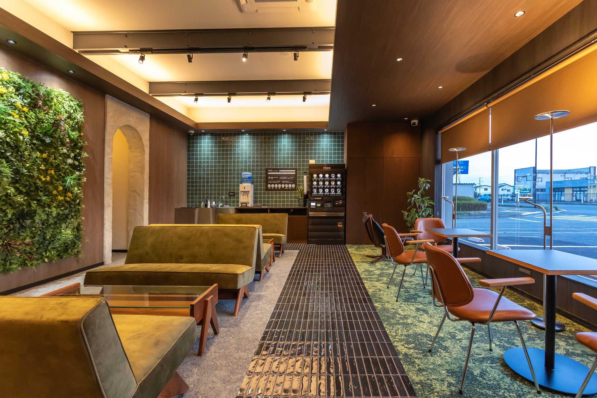 ソファと窓際席が並ぶ夕方のPARK LOUNGE酒田店ラウンジ