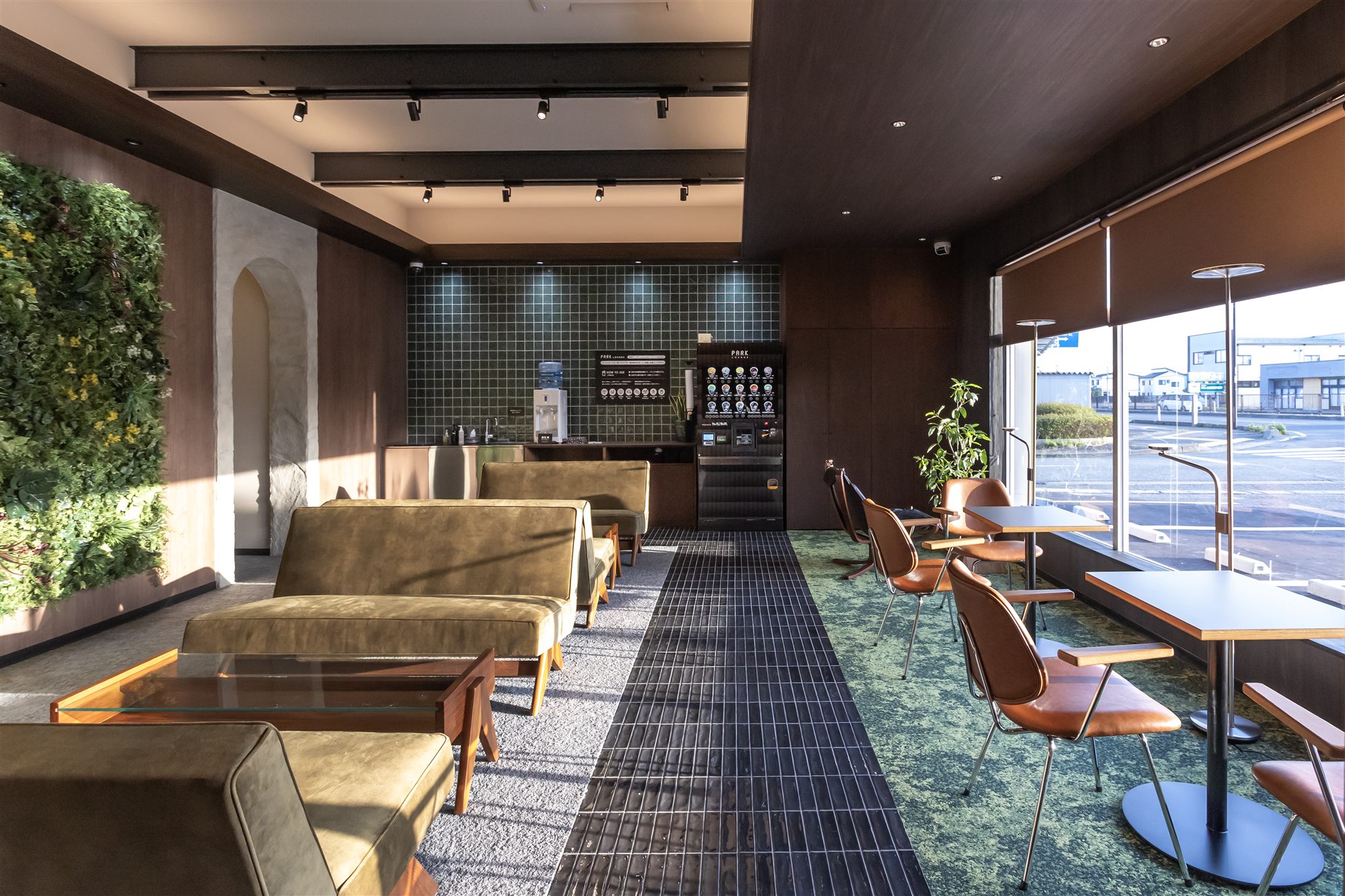 ソファと窓際席があるPARK LOUNGE酒田店のラウンジ